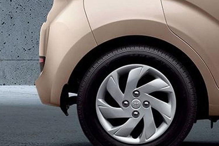 Mọi bản trang bị của mẫu xe Hyundai Santro 2019 sẽ đều dùng bộ vành bằng thép với mâm dạng đa chấu kích cỡ 14 inch, đi với lốp 165/70.