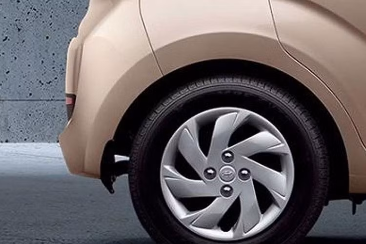 Mọi bản trang bị của mẫu xe Hyundai Santro 2019 sẽ đều dùng bộ vành bằng thép với mâm dạng đa chấu kích cỡ 14 inch, đi với lốp 165/70.