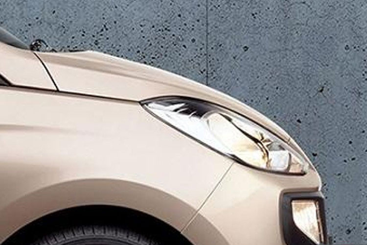 Phiên bản chạy xăng của Hyundai Santro 2019 tiêu thụ lượng nhiên liệu trung bình 20,3 km/lít (khoảng 4,9 lít/100 km). Riêng phiên bản CNG đi kèm bình nhiên liệu 8 kg. Khi mua Hyundai Santro 2019, khách hàng Ấn Độ có thể chọn giữa hộp số sàn 5 cấp hoặc tự động 5 cấp. Về an toàn, Hyundai Santro 2019 chỉ có những tính năng cơ bản như túi khí, hệ thống chống bó cứng phanh ABS và phân bổ lực phanh điện tử EBD. 