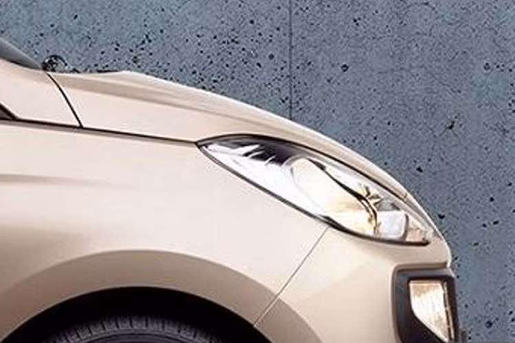 Phiên bản chạy xăng của Hyundai Santro 2019 tiêu thụ lượng nhiên liệu trung bình 20,3 km/lít (khoảng 4,9 lít/100 km). Riêng phiên bản CNG đi kèm bình nhiên liệu 8 kg. Khi mua Hyundai Santro 2019, khách hàng Ấn Độ có thể chọn giữa hộp số sàn 5 cấp hoặc tự động 5 cấp. Về an toàn, Hyundai Santro 2019 chỉ có những tính năng cơ bản như túi khí, hệ thống chống bó cứng phanh ABS và phân bổ lực phanh điện tử EBD. 