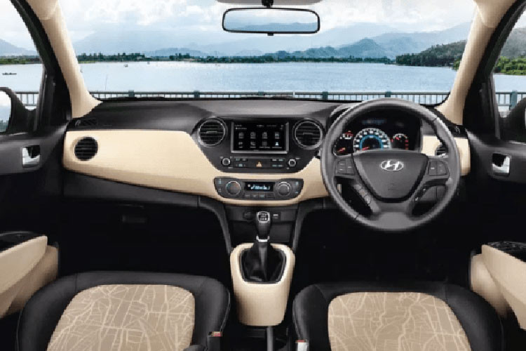 Bên trong Hyundai Santro 2019 xuất hiện không gian nội thất được phối 2 tông màu be - đen tiêu chuẩn. Ngoài ra, Hyundai Santro 2019 còn được trang bị hệ thống thông tin giải trí với màn hình cảm ứng 6,94 inch, hỗ trợ Android Auto/Apple CarPlay và tính năng ra lệnh bằng giọng nói.