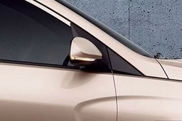 Hiện chưa có hình ảnh phần đuôi xe gía rẻ Hyundai Santro 2019. Dự đoán, mẫu xe này sẽ được trang bị phần đuôi xe có thiết kế gọn gàng với cửa cốp cỡ lớn, cản sau mập mạp và cụm đèn hậu phong cách.