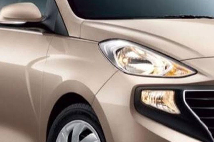 Vòng sang bên sườn, bạn sẽ thấy mẫu xe Hyundai Santro phiên bản 2019 được trang bị đường chân kính lạ mắt, gương ngoại thất tích hợp đèn báo rẽ cũng như đường gân hình mũi tên trên cửa trước và chắn bùn.