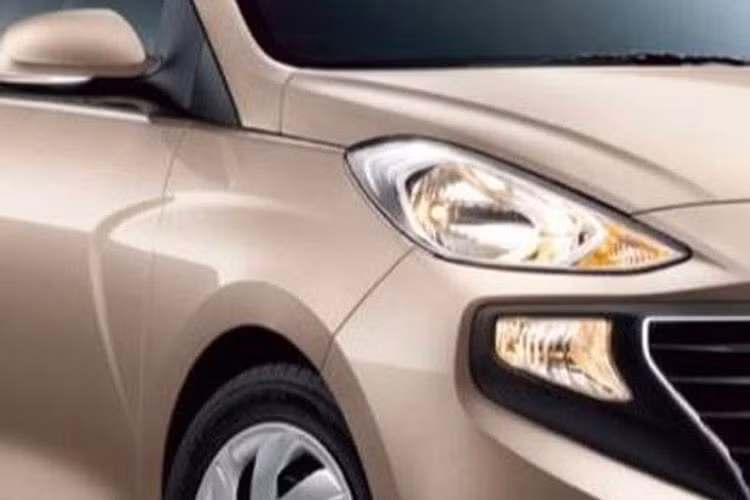 Vòng sang bên sườn, bạn sẽ thấy mẫu xe Hyundai Santro phiên bản 2019 được trang bị đường chân kính lạ mắt, gương ngoại thất tích hợp đèn báo rẽ cũng như đường gân hình mũi tên trên cửa trước và chắn bùn.
