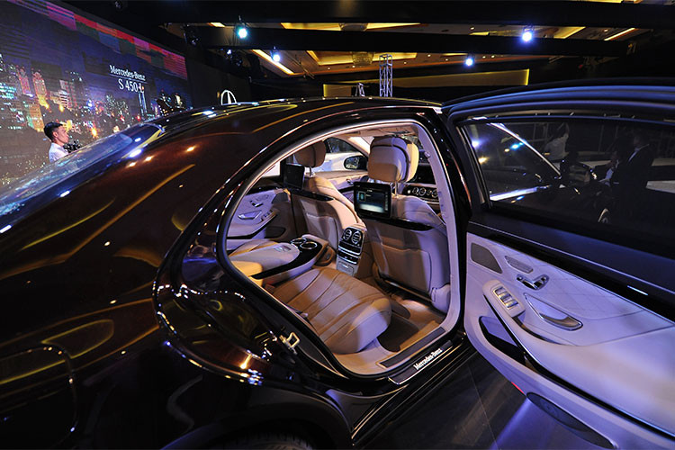 Ngoài ra, hàng ghế sau trên S-Class được trang bị gói Chauffeur Package với khả năng mở rộng khoảng để chân khi cần thiết, bổ sung đệm đỡ chân và tựa đầu điều chỉnh điện. 2 màn hình giải trí hàng ghế sau nay thiết kế mỏng và khả năng hiển thị HD. Các hành khách có thể truy cập và điều chỉnh các tiện ích ở bảng điều khiển trung tâm với tính năng COMAND Touch, thông qua kết nối máy tính bảng hoặc điện thoại thông minh.