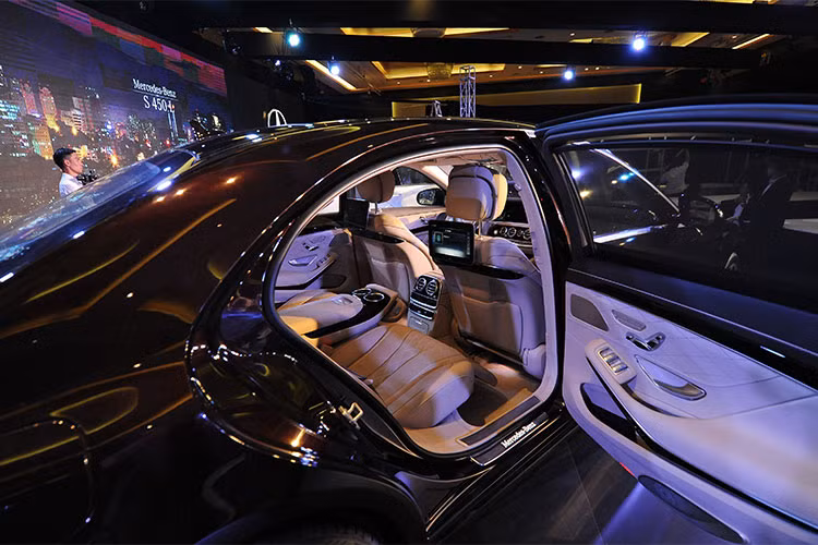 Ngoài ra, hàng ghế sau trên S-Class được trang bị gói Chauffeur Package với khả năng mở rộng khoảng để chân khi cần thiết, bổ sung đệm đỡ chân và tựa đầu điều chỉnh điện. 2 màn hình giải trí hàng ghế sau nay thiết kế mỏng và khả năng hiển thị HD. Các hành khách có thể truy cập và điều chỉnh các tiện ích ở bảng điều khiển trung tâm với tính năng COMAND Touch, thông qua kết nối máy tính bảng hoặc điện thoại thông minh.