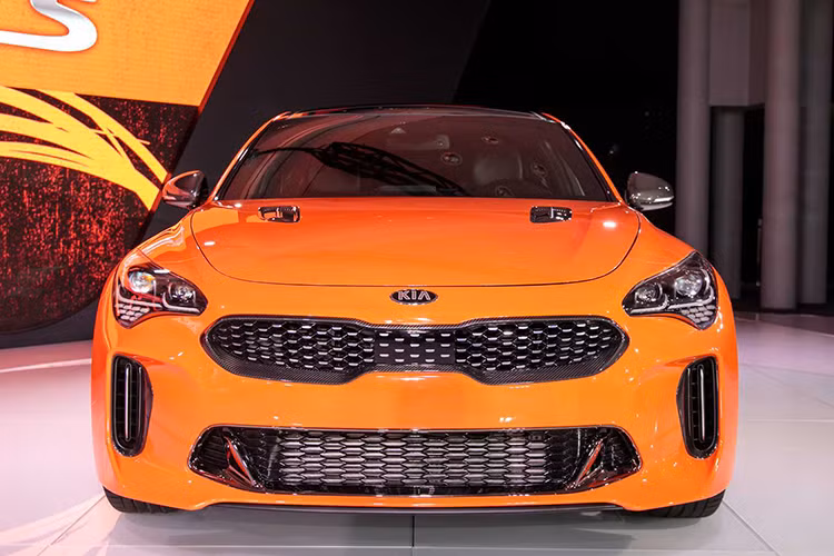 D-AWD được thiết kế để tăng cường thêm lực kéo (torque) và phân phối sức mạnh đồng đều hơn giữa các bánh sau khi phát hiện trượt bánh bao gồm chế độ Comfort: 60% mô-men xoắn xuống cầu sau (RWD), Sport: 80% mô-men xoắn xuống cầu sau (RWD), Drift: 100% mô-men xoắn xuống cầu sau (RWD).