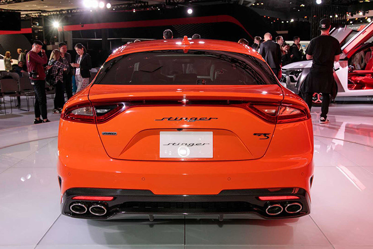 Ngoài ra, Kia còn trang bị cho Stinger GTS hệ thống kiểm soát trượt (Slip Control) và phát hiện đánh lái ngược (Counter Steer Detection) và cải tiến lại hệ thống ổn định &amp; cân bằng thân xe điện tử (Stability Control).