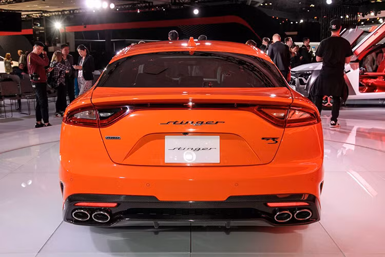 Ngoài ra, Kia còn trang bị cho Stinger GTS hệ thống kiểm soát trượt (Slip Control) và phát hiện đánh lái ngược (Counter Steer Detection) và cải tiến lại hệ thống ổn định &amp; cân bằng thân xe điện tử (Stability Control).