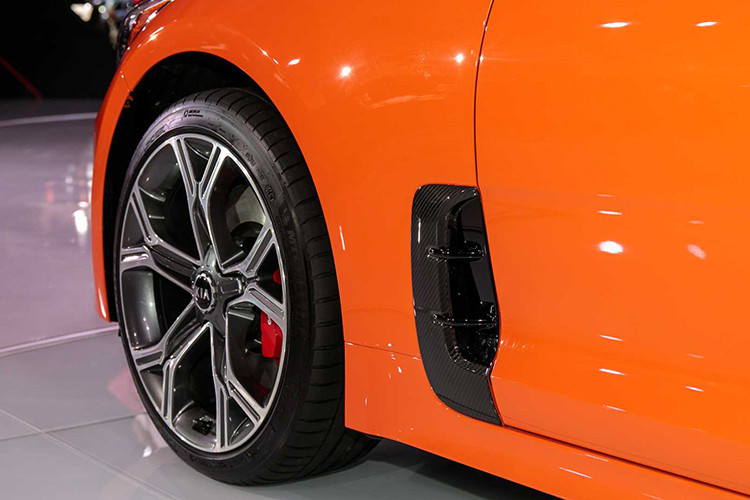 So với các phiên bản thông thường, ngoại thất của mẫu xe thể thao Kia Stinger GTS 2019 mang một số điểm khác biệt như: viền lưới tản nhiệt, ốp gương chiếu hậu, bộ khuếch tán khí động học, khe hút gió ở nắm ca-pô hay bên dưới fender bánh trước,... làm từ sợi carbon. Logo ‘’GTS’’ ở cốp phía sau cũng là chi tiết giúp phân biệt với các phiên bản khác.