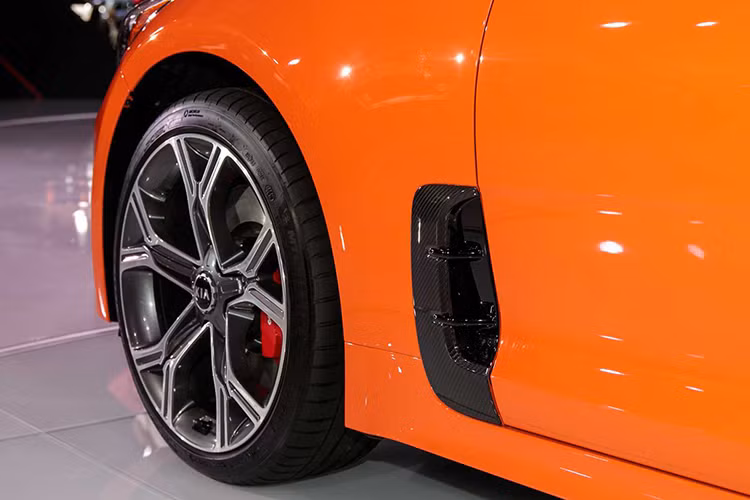 So với các phiên bản thông thường, ngoại thất của mẫu xe thể thao Kia Stinger GTS 2019 mang một số điểm khác biệt như: viền lưới tản nhiệt, ốp gương chiếu hậu, bộ khuếch tán khí động học, khe hút gió ở nắm ca-pô hay bên dưới fender bánh trước,... làm từ sợi carbon. Logo ‘’GTS’’ ở cốp phía sau cũng là chi tiết giúp phân biệt với các phiên bản khác.