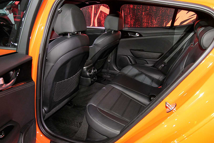 Ở phiên bản GTS, Kia Stinger vẫn sử dụng động cơ xăng V6 dung tích 3.6L tăng áp kép (twin-turbo) quen thuộc cho công suất tối đa 365 mã lực và mô-men xoắn cực đại đạt 509Nm. Sức mạnh được truyền xuống cầu sau (RWD) hoặc bốn bánh (D-AWD) thông qua hộp số tự động 8 cấp.