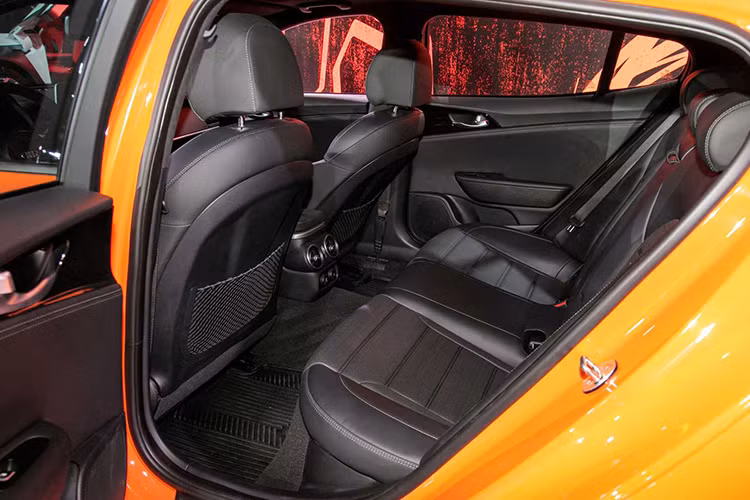 Ở phiên bản GTS, Kia Stinger vẫn sử dụng động cơ xăng V6 dung tích 3.6L tăng áp kép (twin-turbo) quen thuộc cho công suất tối đa 365 mã lực và mô-men xoắn cực đại đạt 509Nm. Sức mạnh được truyền xuống cầu sau (RWD) hoặc bốn bánh (D-AWD) thông qua hộp số tự động 8 cấp.