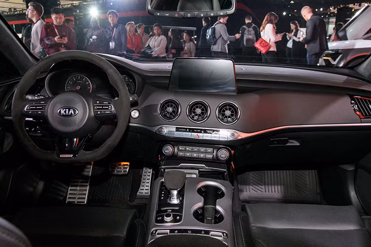 Nội thất Kia Stinger GTS có một số điểm mới và khác biệt như: vô lăng thể thao 03 chấu được bọc vải Alcantara, trần xe được bọc vật liệu Chamude giống như da lộn cao cấp, trang bị cửa sổ trời, giải trí với hệ thống âm thanh hàng hiệu Harman/Kardor công suất 720-watt,...
