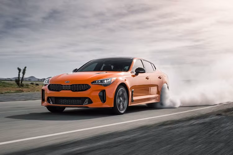 Nhìn chung, mức giá của sedan phong cách fastback nhà Kia vẫn dễ chịu hơn so với các mẫu sedan hạng sang đến từ Đức như: BMW 4 Series Gran Coupé hay Audi A5 Sportback vốn hay được mang ra so sánh với sedan thể thao ‘’bình dân’’ Kia Stinger.