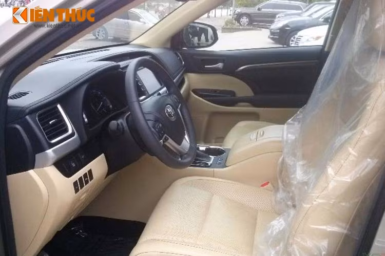 Bên trong nội thất của Toyota Highlander Limited 2016 được kết hợp giữa da và gỗ cao cấp và một số chi tiết mạ bạc, hàng ghế phía trước có sưởi và điều chỉnh điện.