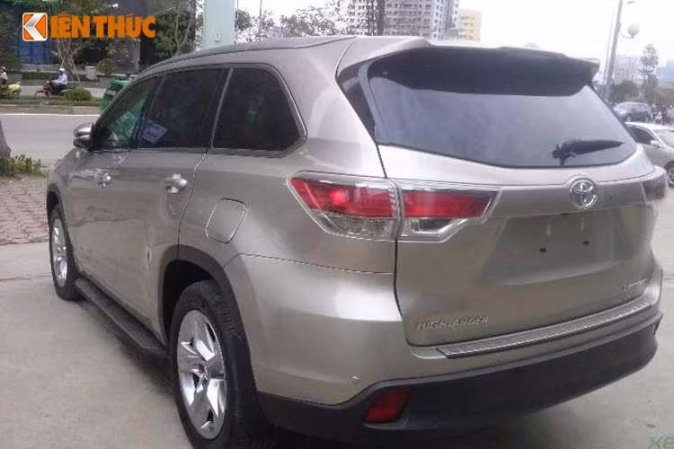Dòng xe SUV Highlander luôn được đánh giá là một trong những dòng xe bán chạy của hãng Toyota tại thị trường Mỹ. Chỉ tính riêng trong năm 2015, hãng xe Nhật Bản tiêu thụ đến 158.915 xe trên đất Mỹ.