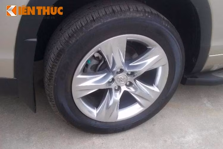 Trên phiên bản 2016 này, Toyota trang bị cho Highlander bộ la-zăng hợp kim kích thước 19 inch. Bên cạnh đó, khoang chứa đồ phía sau thậm chí có thể tăng lên mức 1.200 lít khi gập thêm cả hàng ghế thứ 2.
