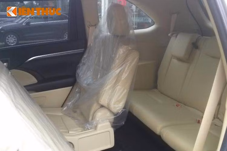 Mẫu SUV của Toyota được trang bị nhiều tính năng an toàn, như hệ thống camera hỗ trợ người lái phía sau, hệ thống phát hiện - cảnh báo điểm mù, kiểm soát hành trình, giám sát làn đường, cảnh báo va chạm...