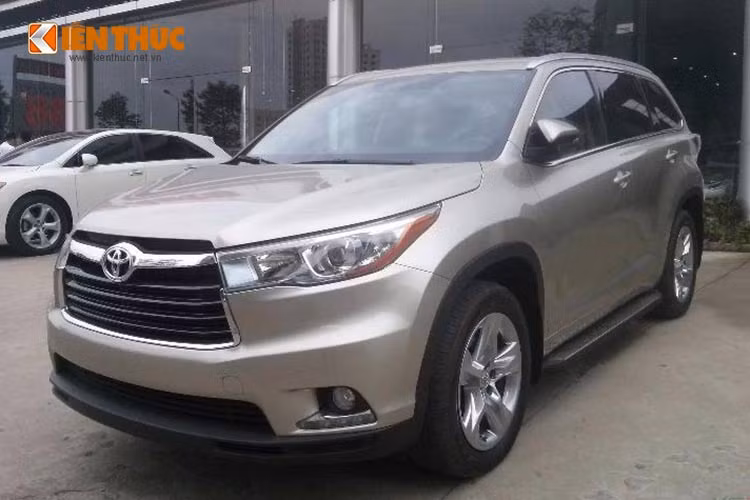 Tại thị trường Mỹ, Highlander Limited AWD 2016 có giá bán khoảng 42.000 USD, nhưng khi được nhập khẩu từ thị trường này về đến Việt Nam mẫu SUV này sẽ có giá tới gần 3 tỷ đồng (khoảng 2,934 tỷ đồng tại một số đại lý nhập khẩu xe tư nhân). 