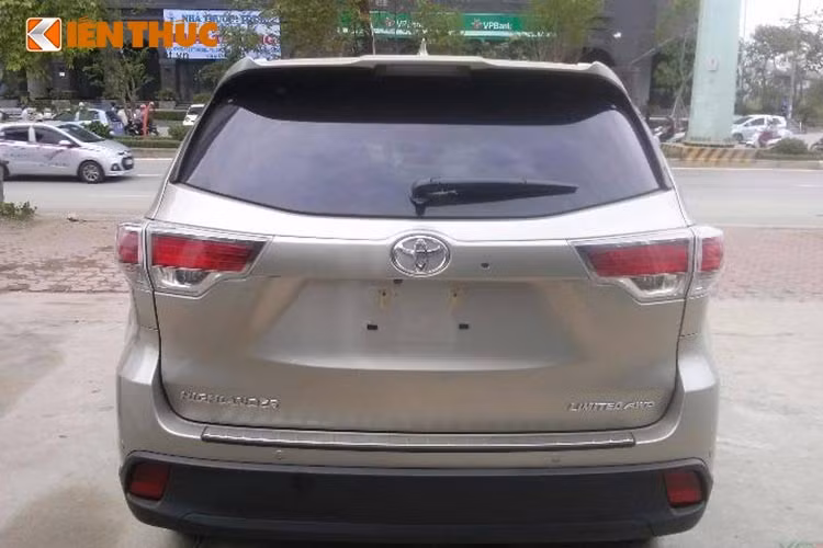 So với những phiên bản khác của Highlander như LE, XLE... cụm đèn trước, sau của phiên bản Limited 2016 này cũng có những khác biệt nhất định so với bản khác mặc dù kiểu dáng giữ nguyên.