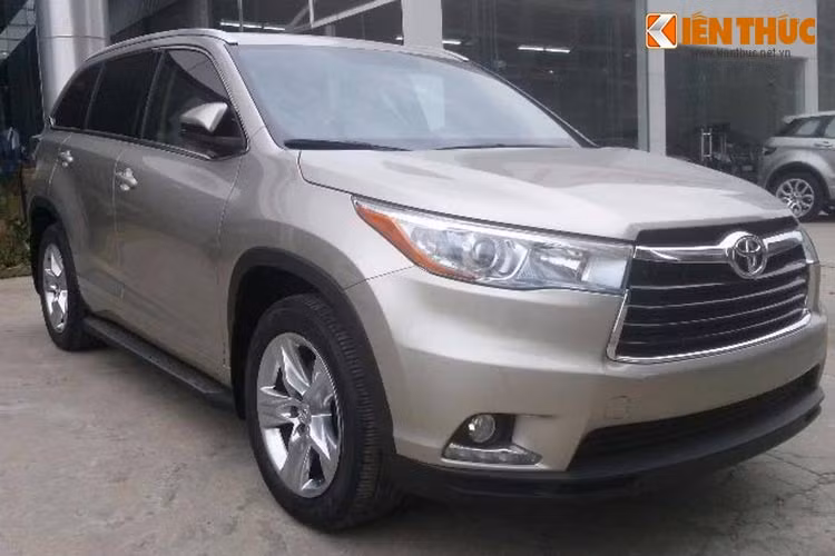 Mẫu SUV Highlander được Toyota sản xuất từ năm 2000 cho đến nay. Chiếc Highlander Limited 2016 tại Hà Nội này thuộc thế hệ thứ 3 của hãng Toyota, xe mang mã XU50 và có rất nhiều thay đổi so với phiên bản trước đó.