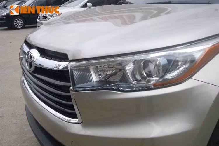 Toyota Highlander phiên bản 2016 sở hữu chiều dài 4.854 mm, rộng 1.925 mm và cao 1.730 mm, tăng một chút so với thế hệ trước. Trong khi đó, trục cơ sở vẫn giữ ở mức 2.789 mm.