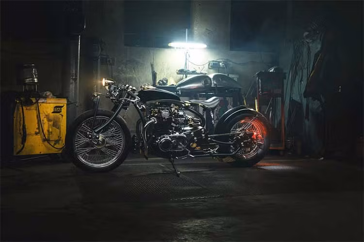 Hãng độ Galaxy Custom, Bulgaria là một xưởng chế tạo đồ nội thất cao cấp, với đội ngũ nhân sự chuyên môn cao và đầy đủ thiết bị để chế tạo một chiếc môtô mơ ước. Trước khi xây dựng chiếc xe môtô Yamaha XS650 phong cách bobber, hãng từng cho ra mắt nhiều bản độ nổi tiếng từ BMW R1200R 2013 đến K1200RS 2016 cũng với kiểu dáng tương tự.