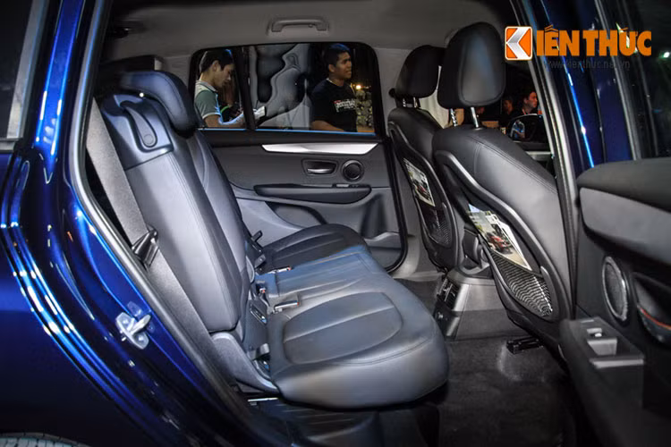 Ghế ngồi hàng thứ 2 được trang bị tiêu chuẩn - với tỉ lệ 40: 20: 40 có thể gập xuống bằng thao tác nhấn nút đơn giản – cung cấp không gian thoải mái cho tận 3 trẻ em; hàng ghế thứ hai có thể được mở rộng bằng cách trượt ghế phía trước hoặc phía sau 130 mm. Mở rộng các khả năng hơn nữa là một hàng thứ 3 trang bị tiêu chuẩn tại Việt Nam - có thể được hoàn toàn gập xuống sàn.