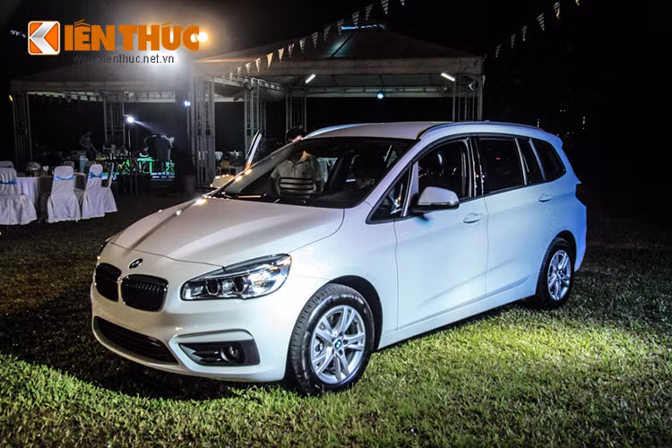 Phía trước đầu xe có thiết kế rất đặc trưng của BMW với lưới tản nhiệt kép truyền thống, đèn pha LED kép và logo thương hiệu của hãng liên kết với nhau một cách rõ ràng. Nắp ca-pô và quanh thân xe được thiết kế với các đường nét gân guốc và hốc lấy gió trên cản.