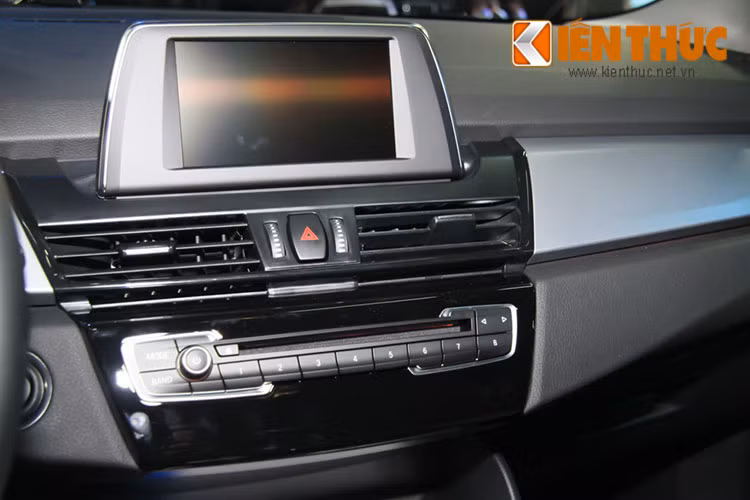 Điểm nhấn trên bàng táp lô chính là màn hình trung tâm kích thước 6,5” thiết kế nhô lên khỏi khu vực điều khiển với nhiều tiện ích được tích hợp như; nghe nhac, thoại rảnh tay, bản đồ, các tiện ích multimedia...
