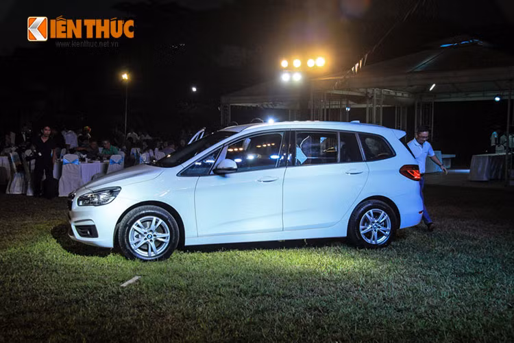 BMW 2 Series Gran Tourer được trang bị bộ mâm hợp kim 5 chấu kép kích thước 16 inch. Các tùy chọn màu sơn về ngoại thất gồm đen ngọc Sapphire, bạc Glacier, trắng Mineral, xám Mineral, nâu Sparkling, bạc Platinum, xám Atlantic, xanh Mediterranean.