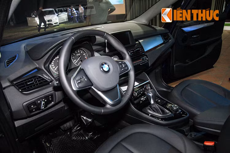 Thiết kế bảng đồng hồ trung tâm của 218i Gran Tourer vẫn tuân theo quy tắc tinh gọn thường thấy trên BMW với nền đen và các số hiển thị màu trắng tương phản, tăng khả năng quan sát cho người lái.