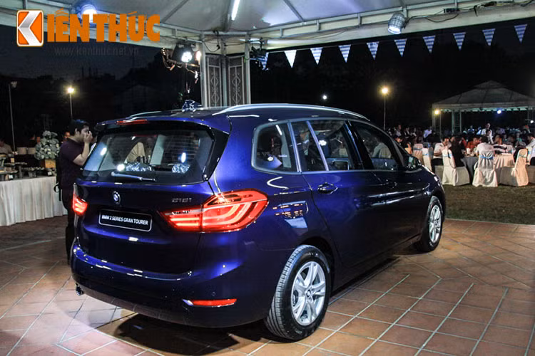 BMW Series 2 Gran Tourer hoàn toàn mới với khoang hành lý rộng rãi có thể được mở rộng từ 560 đến 805 lít. Hàng ghế thứ 3 có thể gập xuống dễ dàng giúp tăng không gian tối đa lên đến 1.820 lít.