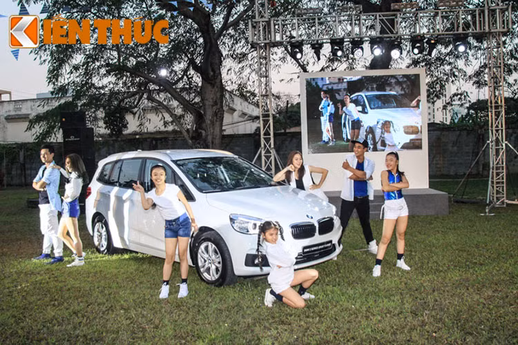  BMW 218i Gran Tourer đã chính thức ra mắt khách hàng Việt tại TP HCM. Như vậy sau phiên bản Active Tourer 5 chỗ giá 1,368 tỷ đồng, hãng xe Đức còn giới thiệu thêm phiên bản Grand Tourer 7 chỗ tại thị trường Việt Nam với mức giá 1,498 tỷ đồng.