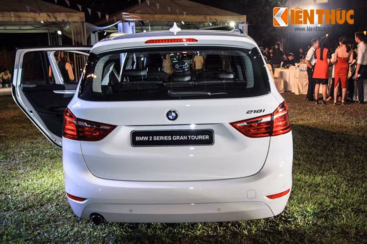 Cá tính của BMW Series 2 Gran Tourer được khắc họa rõ nét trong thiết kế của phần đuôi xe, đèn đuôi có kích thước lớn mở rộng xa 2 bên, mang nhiều đường nét sắc sảo với nhiều chi tiết đèn LED dạng ống được thiết kế cách điệu dạng chữ L.