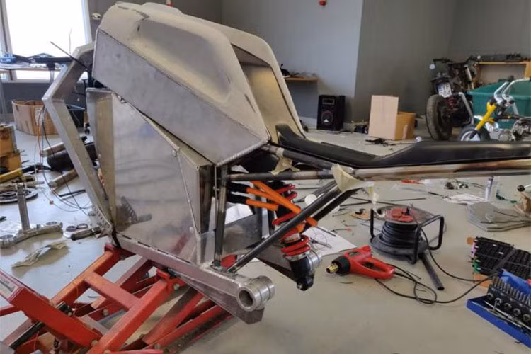 Được thiết kế, chế tạo và sản xuất tại Phần Lan, siêu môtô điện RMK E2 là sản phẩm của Teemu Saukkio, anh cũng là người thiết kế mô-tơ điện của chiếc E2. "Bản thân chiếc xe là đứa con hoang của một chiếc naked sportbike và Harley-Davidson với tay lái rộng".