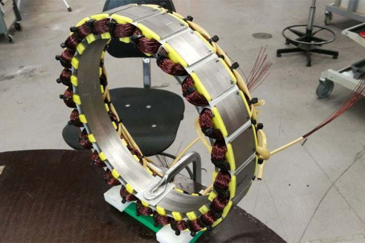 Theo thông tin RMK đăng tải thì E2 sẽ được bán ra với hai phiên bản là bản tiêu chuẩn với tầm hoạt động 200 km và phiên bản cao cấp với tầm hoạt động 300km. Thời gian để sạc đầy bộ pin từ 2 đến 3 tiếng đồng hồ.