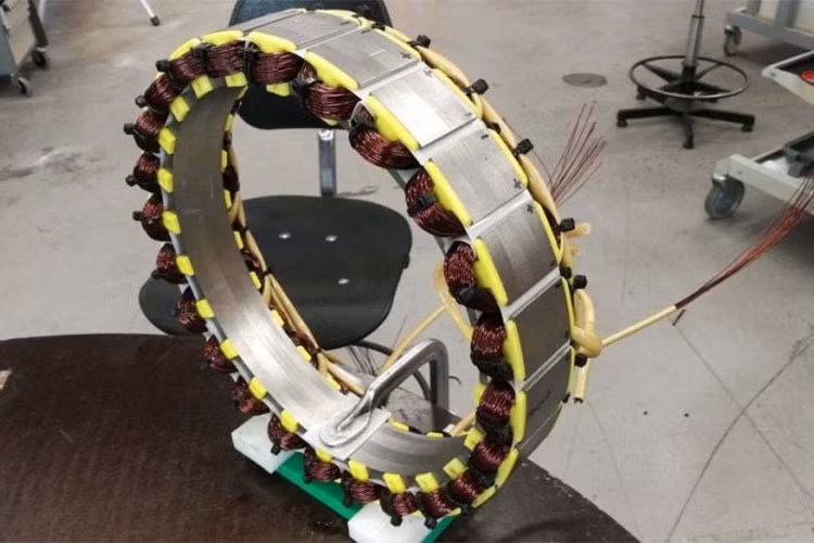 Theo thông tin RMK đăng tải thì E2 sẽ được bán ra với hai phiên bản là bản tiêu chuẩn với tầm hoạt động 200 km và phiên bản cao cấp với tầm hoạt động 300km. Thời gian để sạc đầy bộ pin từ 2 đến 3 tiếng đồng hồ.