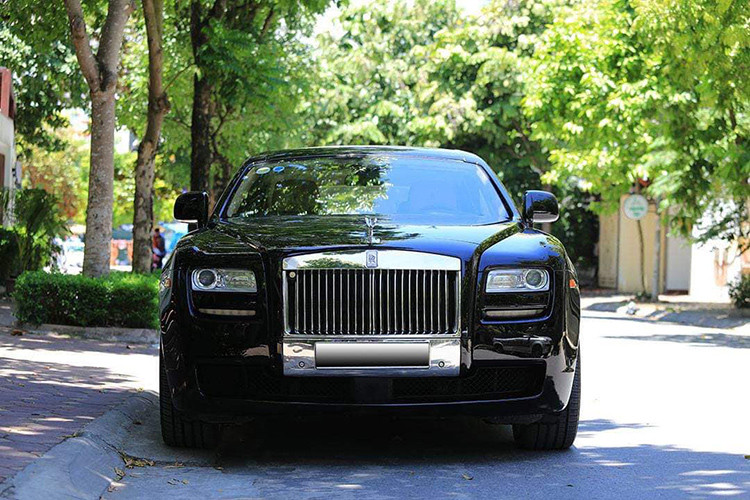 Phiên bản Rolls-Royce Ghost Series I rao bán tại Hà Nội mang màu sơn đen bóng. Kích thước dài, rộng, cao lần lượt là 5.399 x 1.948 x 1.550 mm. Trục cơ sở xe ở mức 3.295 mm. Trọng lượng của mẫu sedan siêu sang khoảng 2.500 kg, tỷ lệ phân bổ trọng lượng trước-sau 51/49. 