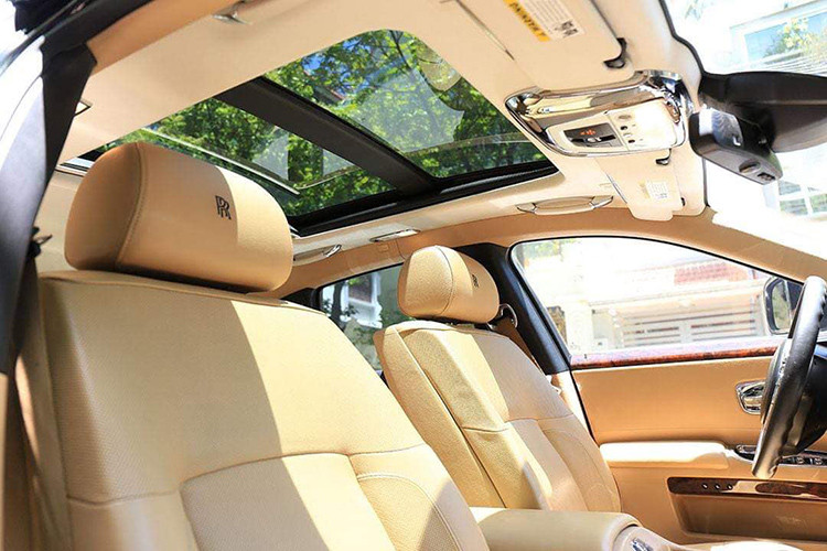 Mặc dù là phiên bản sản xuất 2011 và đã trải qua 8 năm lăn bánh, thế nhưng do đi ít và chăm sóc tốt, những chi tiết trên xe vẫn còn rất đẹp mắt với nội thất gần như nguyên bản. Các chi tiết như hành cửa ốp gỗ, bọc da, các nút bấm được chế tác từ hợp kim và được mạ chrome vẫn còn sáng bóng.