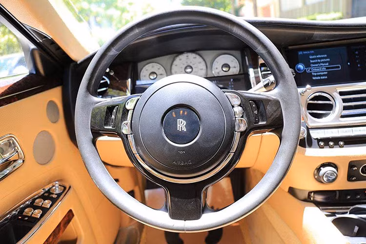 Đặc biệt, hệ thống ghế ngồi bên trong Rolls-Royce Ghost còn được sắp xếp theo “cấu hình rạp hát” sao cho mọi hoạt động vốn không ảnh hưởng đến người lái có thể được điều chỉnh từ ghế sau. Tất cả hoạt động đều được hiển thị trên hai màn hình LCD 9,2 inch đặt trên mặt sau của ghế trước...