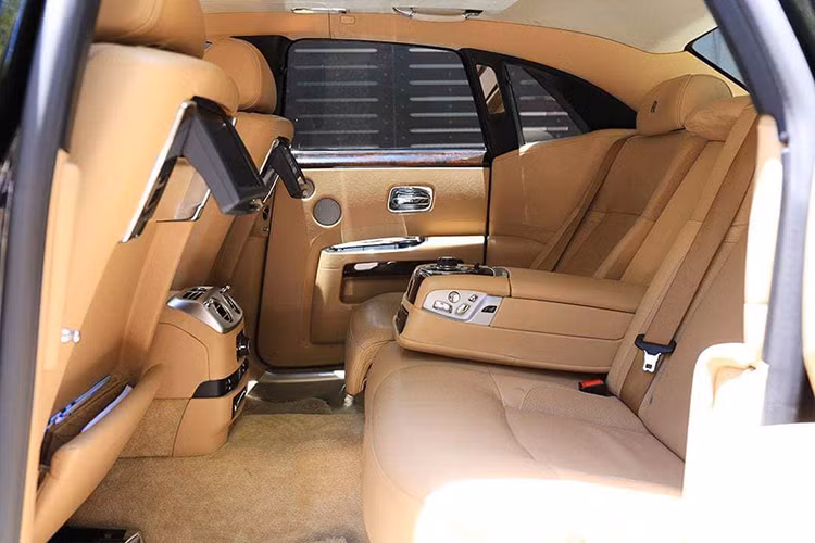 Xe siêu sang Roll-Royce Ghost sở hữu khối động cơ 6,6 lít V12 tăng áp, công suất 563 mã lực và mô-men xoắn 780 Nm ở ngay vòng tua máy 1.500 vòng/phút. Sức trẻ, thể thao của Ghost sẽ phù hợp với những khách hàng trẻ trung, đẳng cấp nhưng không kém phần mạnh mẽ trong tính cách.