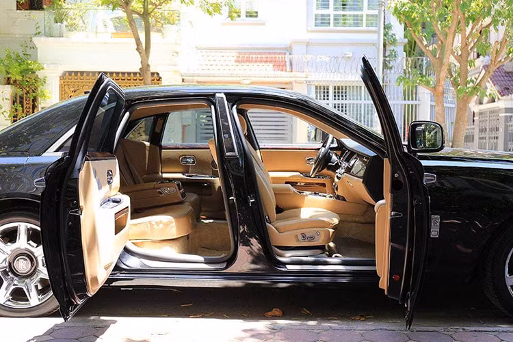 Bên cạnh ngoại thất, bên trong chiếc xe sang này vẫn được chủ nhân giữ gìn khá tốt. Tuy nhiên, ghế da, nhất là vị trí ghế lái, đã hằn dấu của thời gian. Đây là điều không thể tránh khỏi ngay cả với những lớp da cao cấp của xe siêu sang sau thời gian dài sử dụng. Các chi tiết khác như da bọc trần, cánh cửa và gỗ vẫn còn mới.