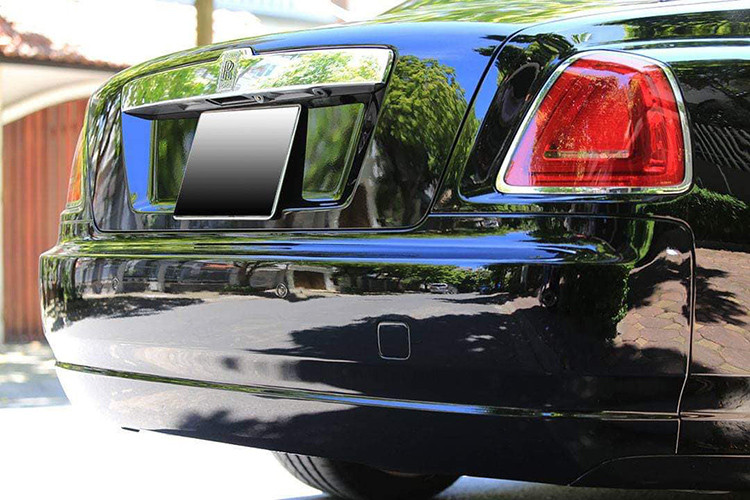 Dù đã trải qua khoảng 8 năm lăn bánh, chiếc siêu xe sang nhà Rolls-Royce này vẫn được chủ nhân giữ gìn với các chi tiết ngoại thất còn khá mới. Phần đầu của xe với lưới tản nhiện mạ crome cùng logo phía trên khá mới, đuôi thiết kế bo tròn truyền thống của các dòng xe Rolls-Royce.