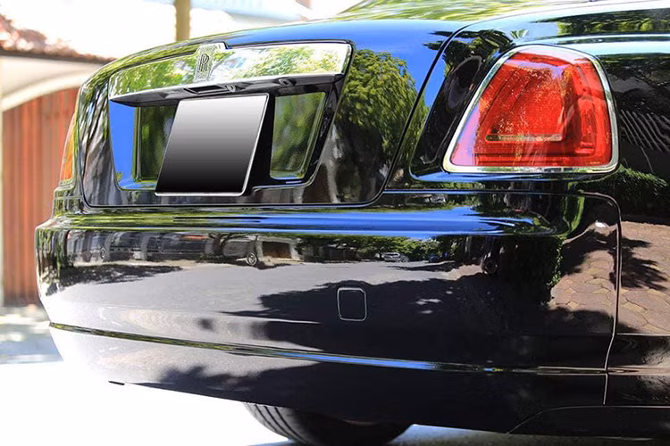 Dù đã trải qua khoảng 8 năm lăn bánh, chiếc siêu xe sang nhà Rolls-Royce này vẫn được chủ nhân giữ gìn với các chi tiết ngoại thất còn khá mới. Phần đầu của xe với lưới tản nhiện mạ crome cùng logo phía trên khá mới, đuôi thiết kế bo tròn truyền thống của các dòng xe Rolls-Royce.