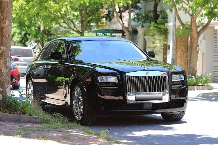 Mẫu xe siêu sang Rolls-Royce Ghost được định vị dưới "đàn anh" Phantom nên được đánh giá là khá phù hợp với các doanh nhân trẻ tuổi. Tại thị trường Việt Nam, số lượng dòng xe này có không dưới 50 chiếc được đưa về nước với đầy đủ 2 thế hệ cũng như một số phiên bản đặc biệt.