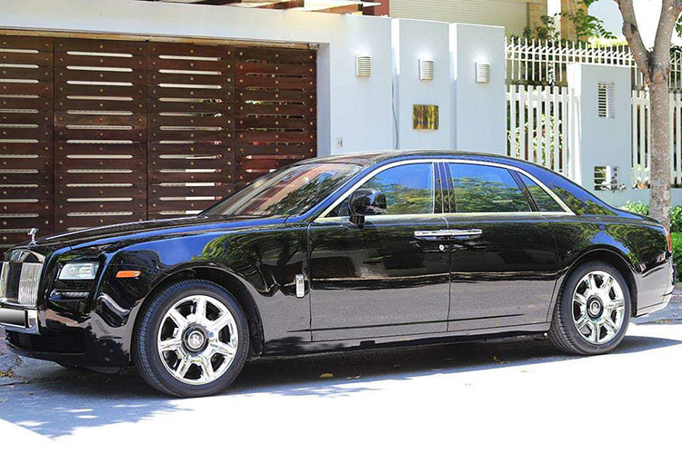 Một số doanh nhân sau thời gian dài sử dụng đã "đẩy" xe ra các công ty nhập khẩu tư nhân để tìm đến các mẫu xe siêu sang khác trải nghiệm. Gần đây nhất là một chiếc Rolls-Royce Ghost đời 2011 đã được một chủ nhân tại Hà Nội "thanh lý" và chào bán với mức giá khá "hời".