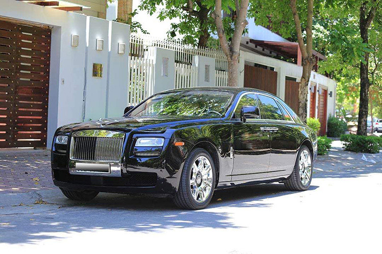 Chiếc xe siêu sang Rolls-Royce Ghost đời cũ trong bài viết này đã lăn bánh được khoảng 60.000 km (một con số khá cao) và đang được rao bán với mức giá hơn 9 tỷ đồng tại Hà Nội. Trước đó, một chiếc Ghost khác mang biển "tứ quý 1" cũng được rao bán với mức giá 11 tỷ đồng, nhưng phải sau một thời gian dài mới tìm được chủ nhân mới.