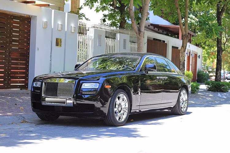Chiếc xe siêu sang Rolls-Royce Ghost đời cũ trong bài viết này đã lăn bánh được khoảng 60.000 km (một con số khá cao) và đang được rao bán với mức giá hơn 9 tỷ đồng tại Hà Nội. Trước đó, một chiếc Ghost khác mang biển "tứ quý 1" cũng được rao bán với mức giá 11 tỷ đồng, nhưng phải sau một thời gian dài mới tìm được chủ nhân mới.